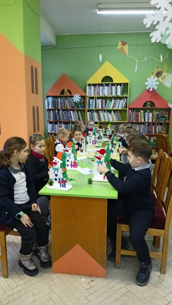 «Он стоит среди сугробов и не требует тепла»