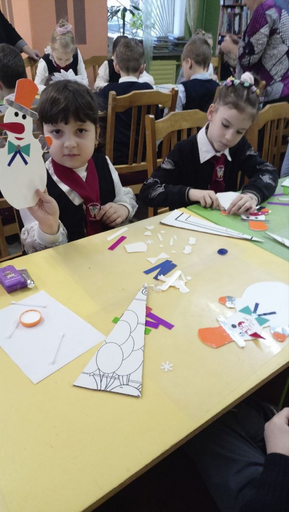 «Он стоит среди сугробов и не требует тепла»