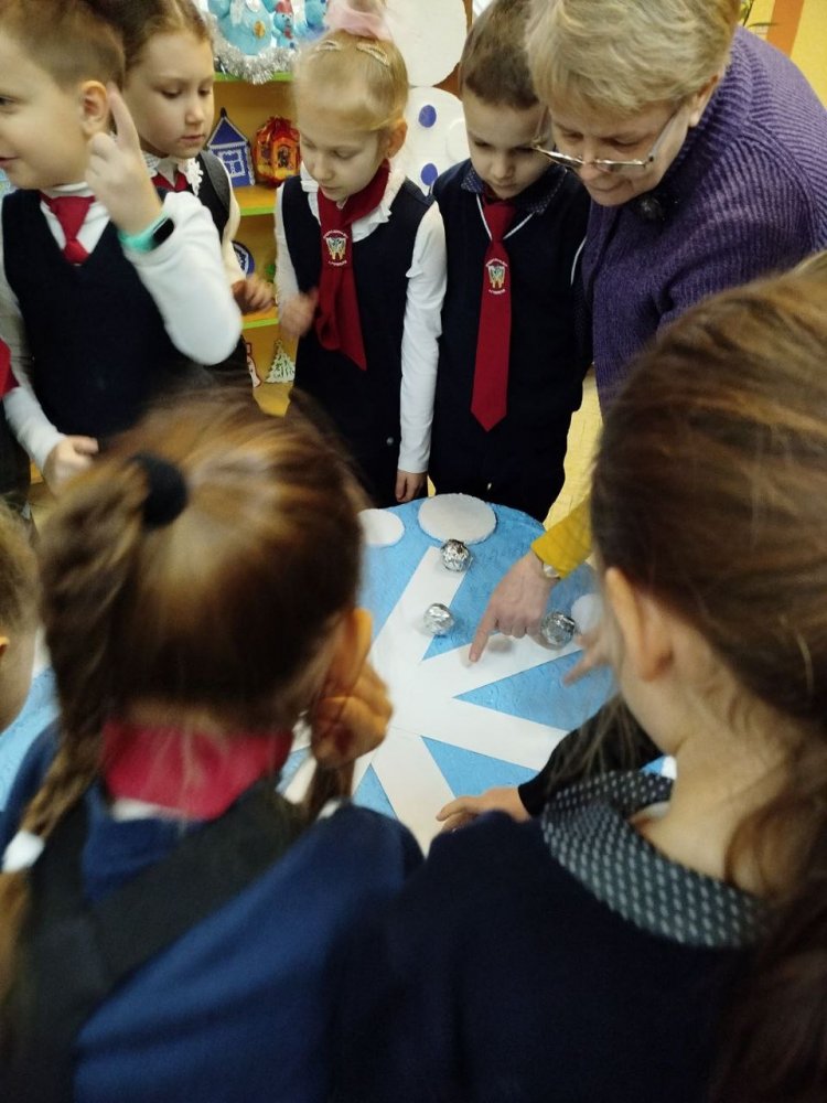 «Он стоит среди сугробов и не требует тепла»