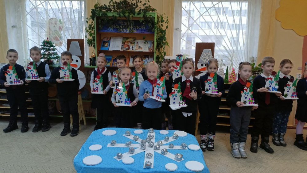 «Он стоит среди сугробов и не требует тепла»