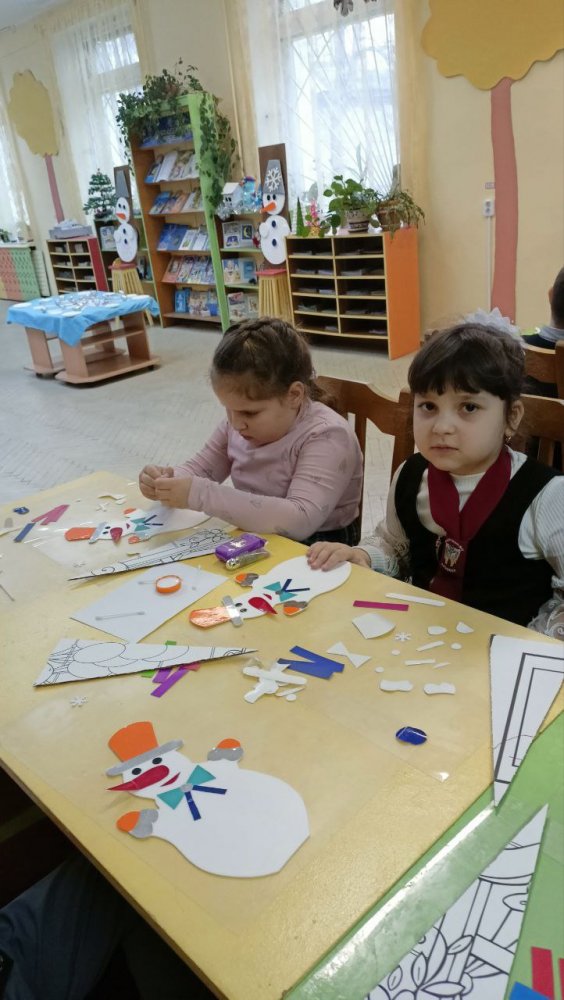 «Он стоит среди сугробов и не требует тепла»