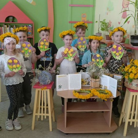 Горит в траве росистой фонарик золотистый