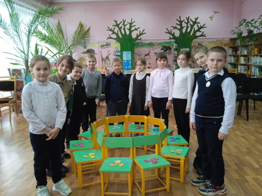 Смешной человечек на крыше живет