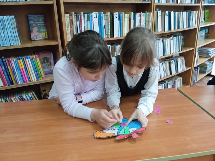 Смешной человечек на крыше живет