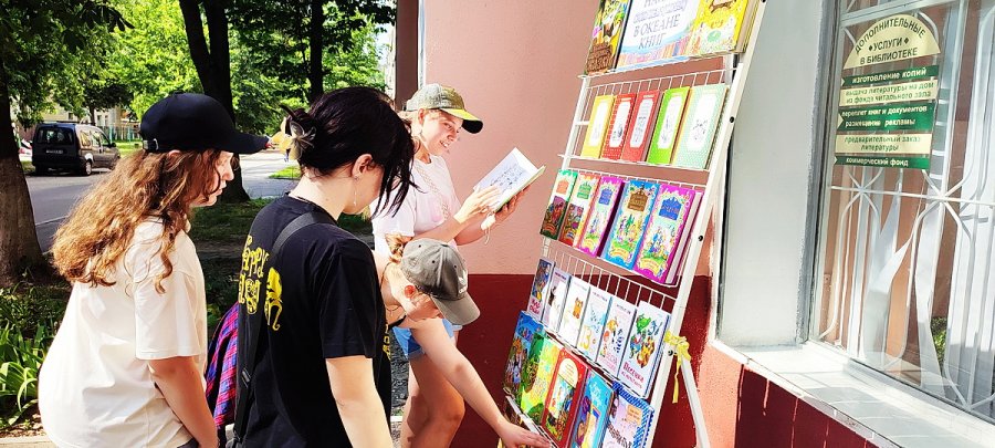 Литературный дворик: в летний день читать не лень!
