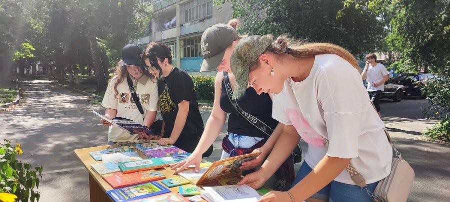 Литературный дворик: в летний день читать не лень!