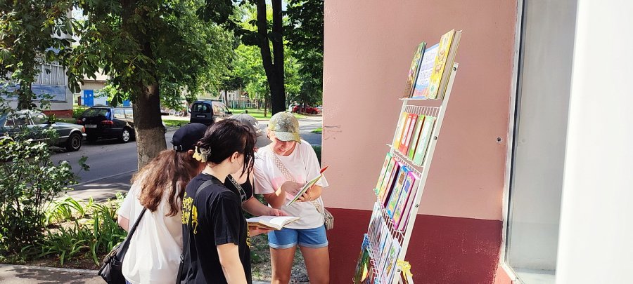 Литературный дворик: в летний день читать не лень!