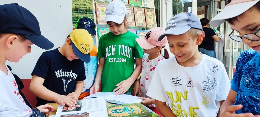 Литературный дворик: в летний день читать не лень!