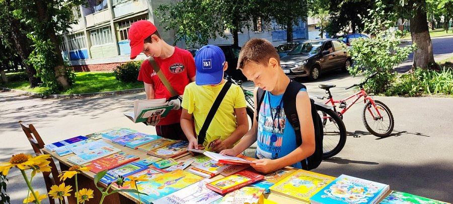 Литературный дворик: в летний день читать не лень!