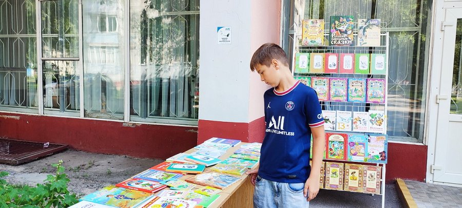 Литературный дворик: в летний день читать не лень!