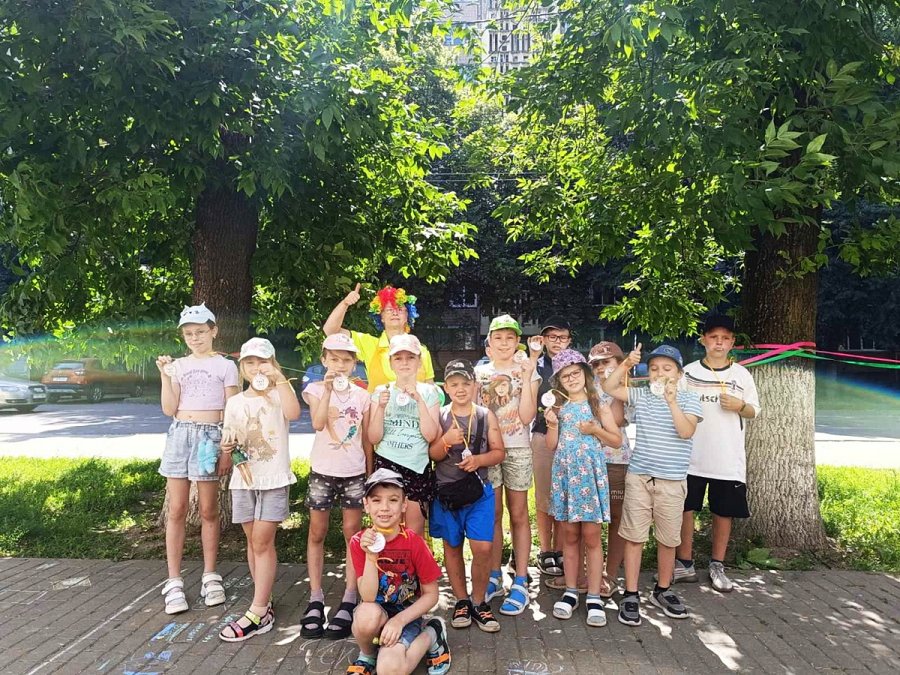 Мы играем и поём, летом весело живём!