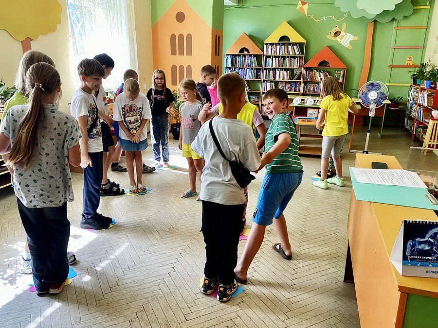 Летит сладенькая, летит мохнатенькая