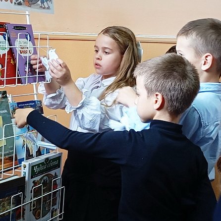 Пусть будет мирным небо над Землей, пусть вечно детство звонкое смеётся