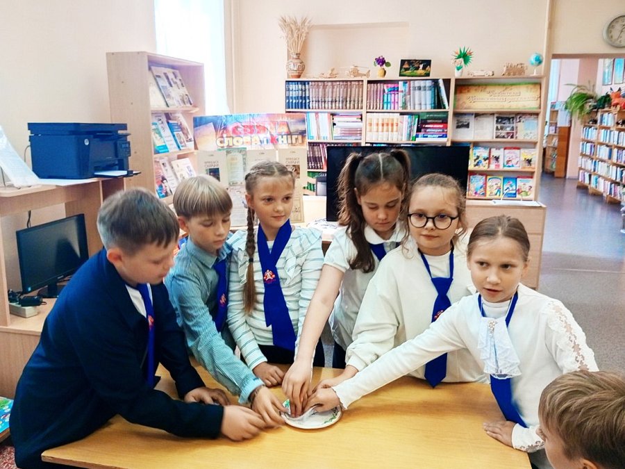 Библиотека. Библиотекарь. Книга.