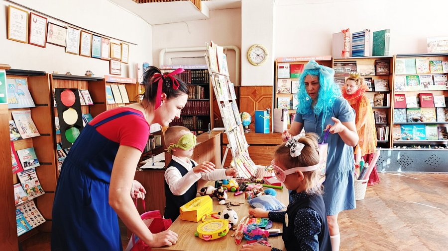 Первоклассники в библиотеке