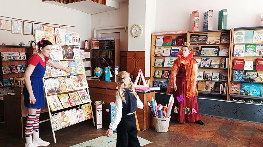 Первоклассники в библиотеке