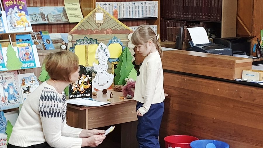 У леса на опушке жила зима в избушке…