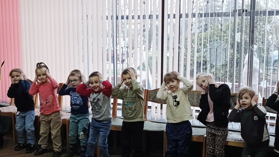 У леса на опушке жила зима в избушке…