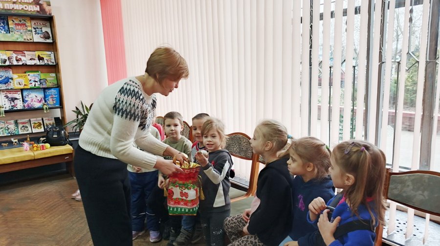 У леса на опушке жила зима в избушке…