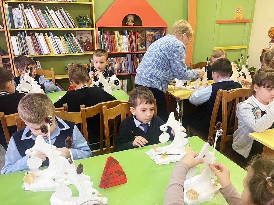 Игрушки, снежинки, хлопушки