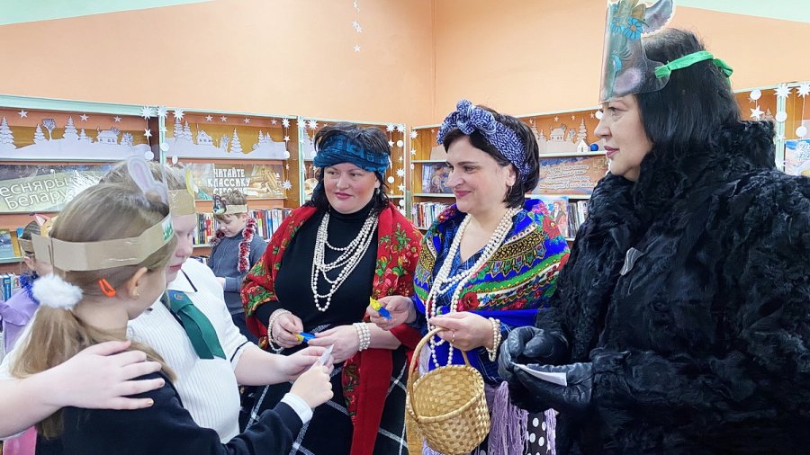 Пришли Святки, запевай колядки!