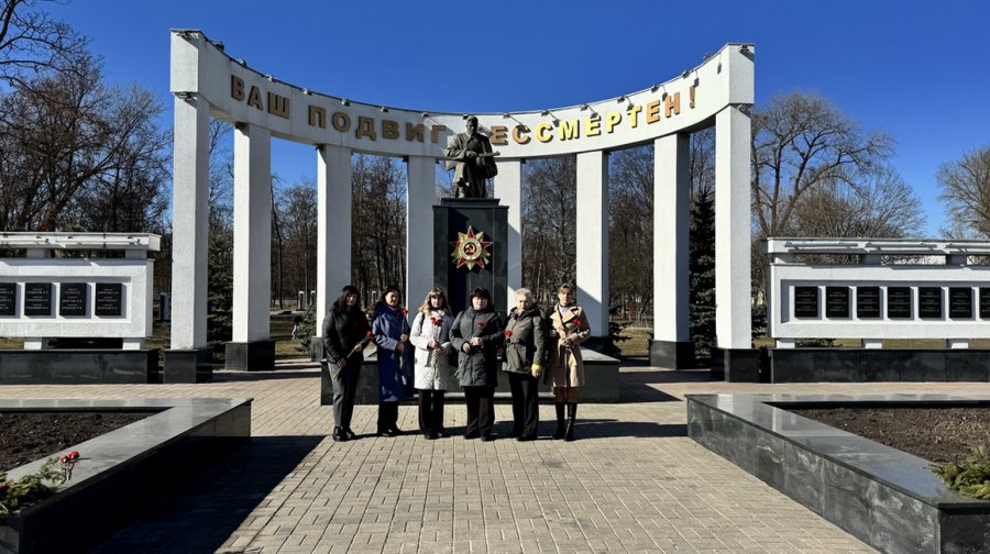 Народное возложение цветов в День памяти жертв Хатынской трагедии