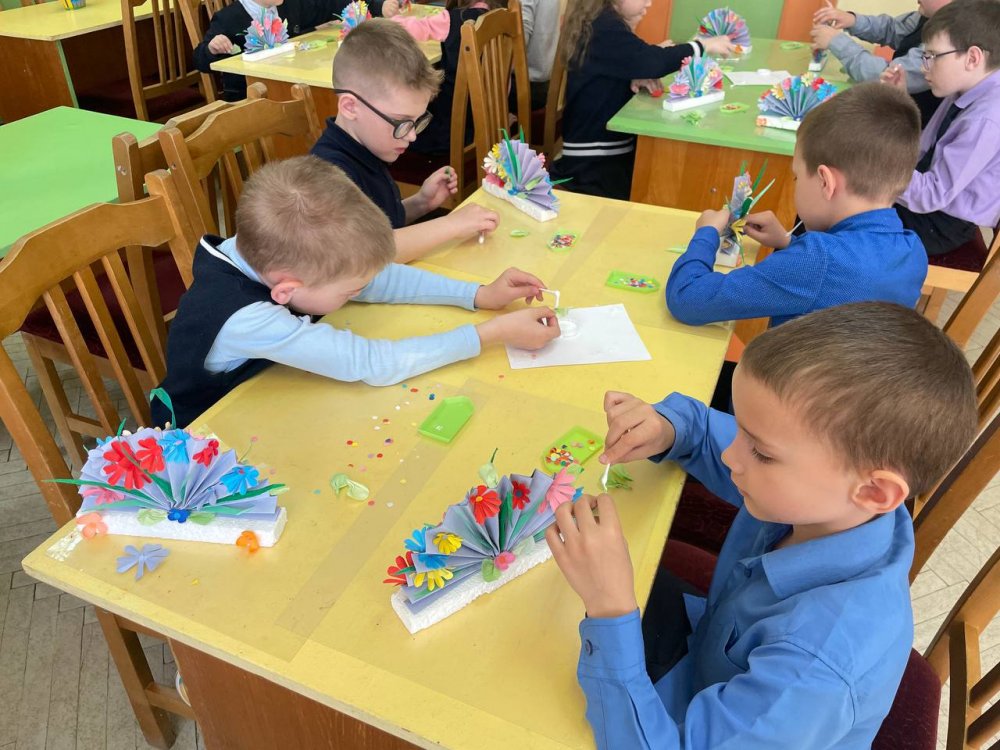 Земля цветами улыбается