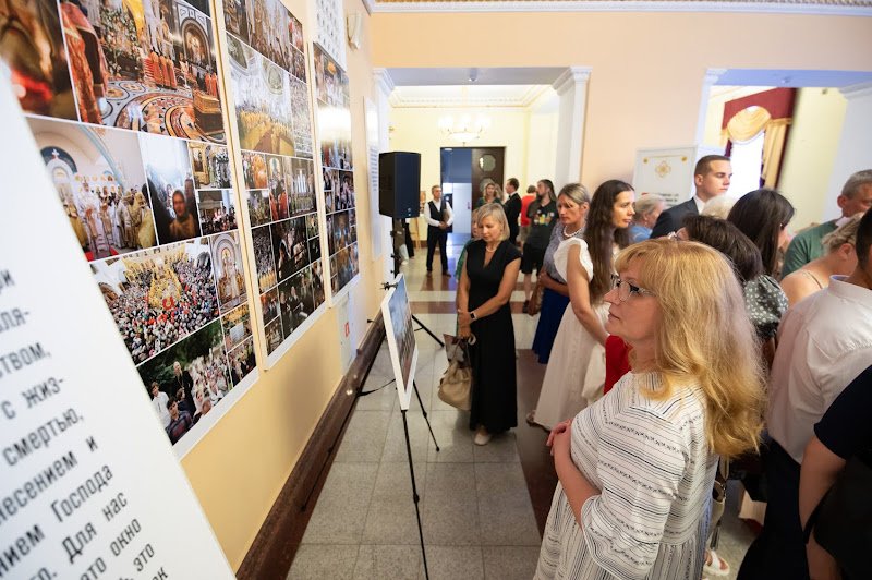 В Гомеле открылась фотовыставка «Литургия с Патриархом»