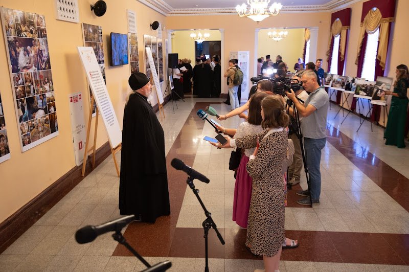В Гомеле открылась фотовыставка «Литургия с Патриархом»