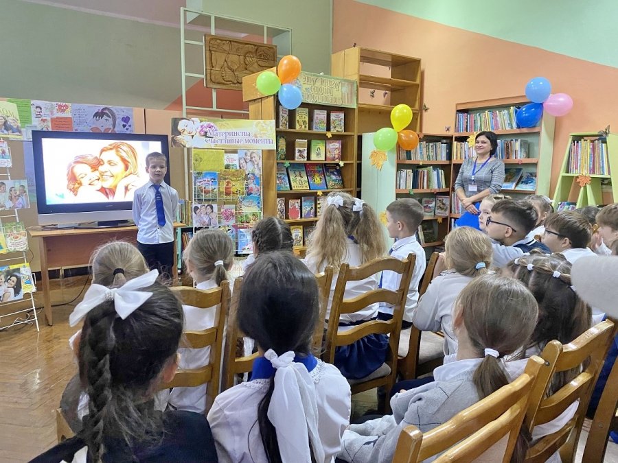 Нет на свете праздника важней, чем прекрасный праздник матерей!
